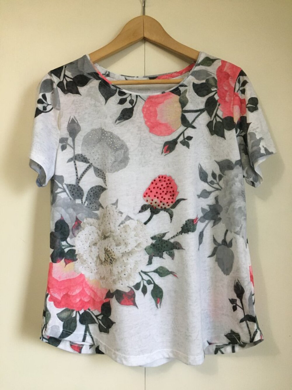Alia Petite Graphic Tee Medium MP Rose Flower Print Rhinestone Damask Grey White